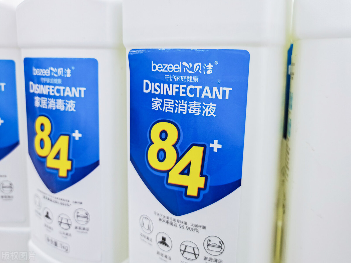 黑色衣服领子变红是怎么回事(黑衣服领子变红怎么复原)