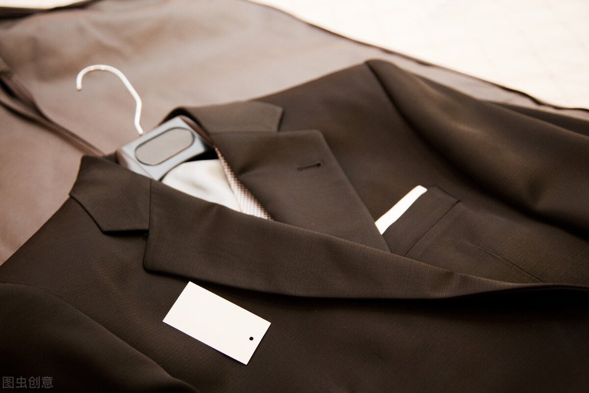 黑色衣服领子变红是怎么回事(黑衣服领子变红怎么复原)