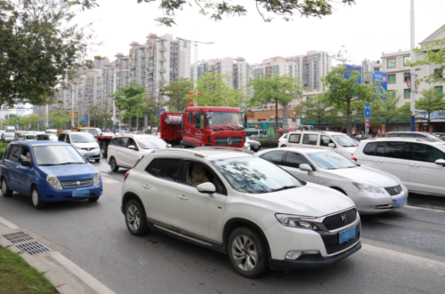 十余人大桥上排人墙步行堵路(大桥上多辆)-第1张图片-