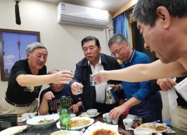 ​白酒泡过的杯子如何去味儿(白酒泡过的杯子如何去味道)
