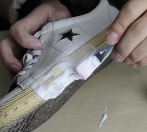 白色的鞋子如何洗白